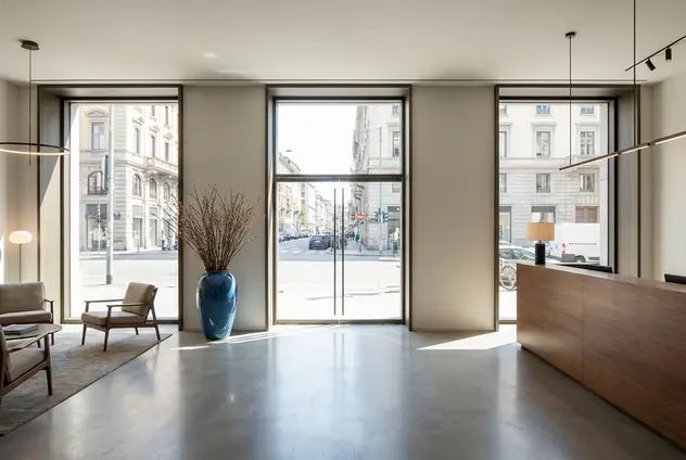 蓝色花瓶精确放置在大堂第三个窗户的左侧，透视正确。